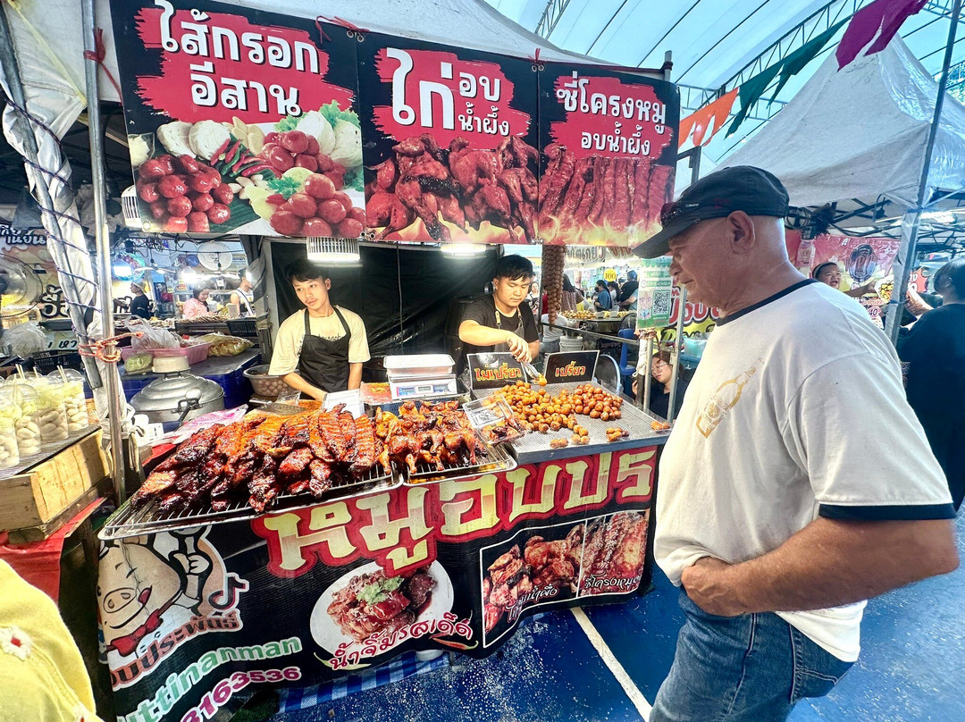 Sunday Night Market-Si Phum必去景点