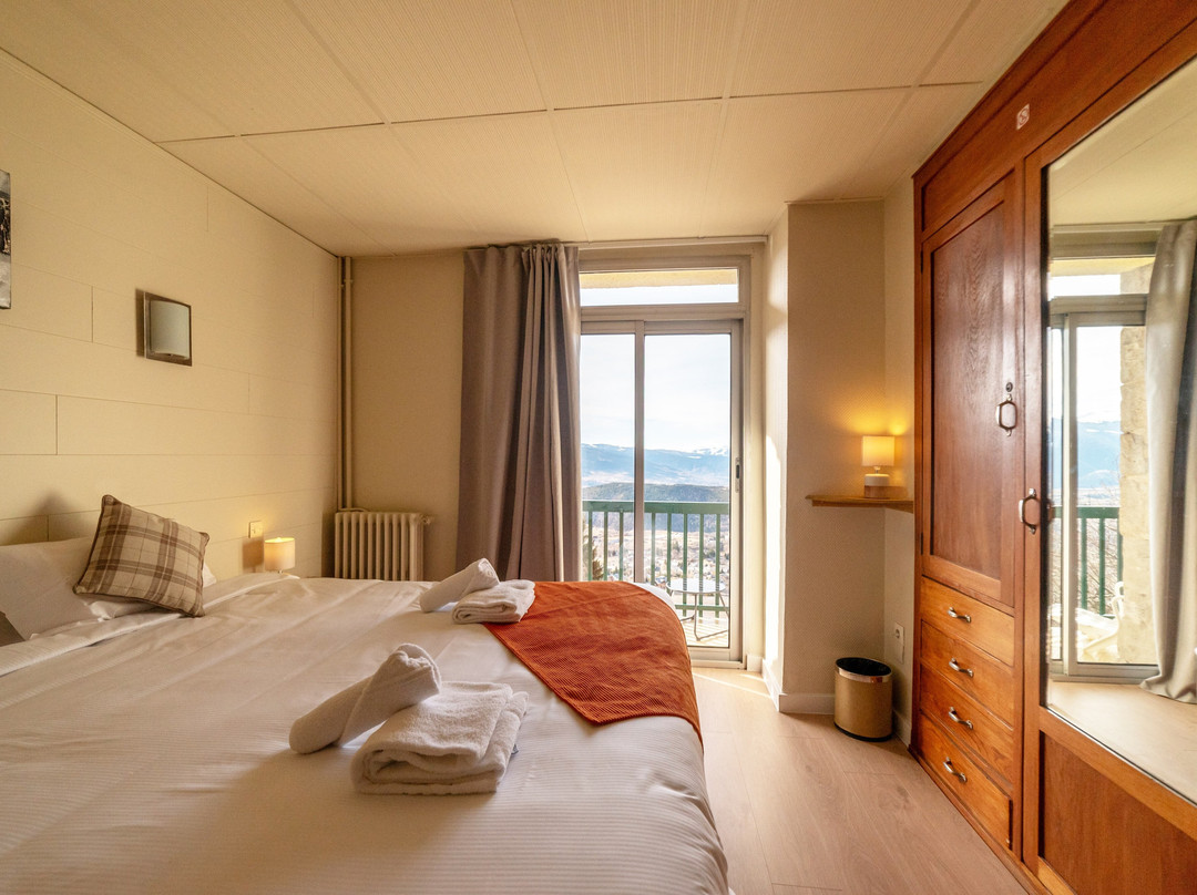 Pyrenees Hotel主图
