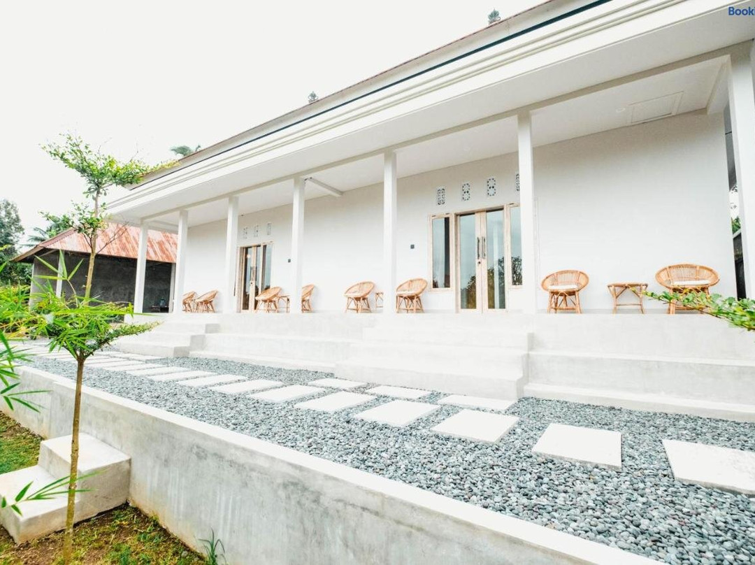 Queenara Local House
