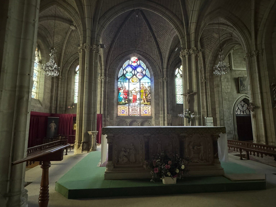 Eglise Saint Jean Baptiste-沙泰勒罗必去景点