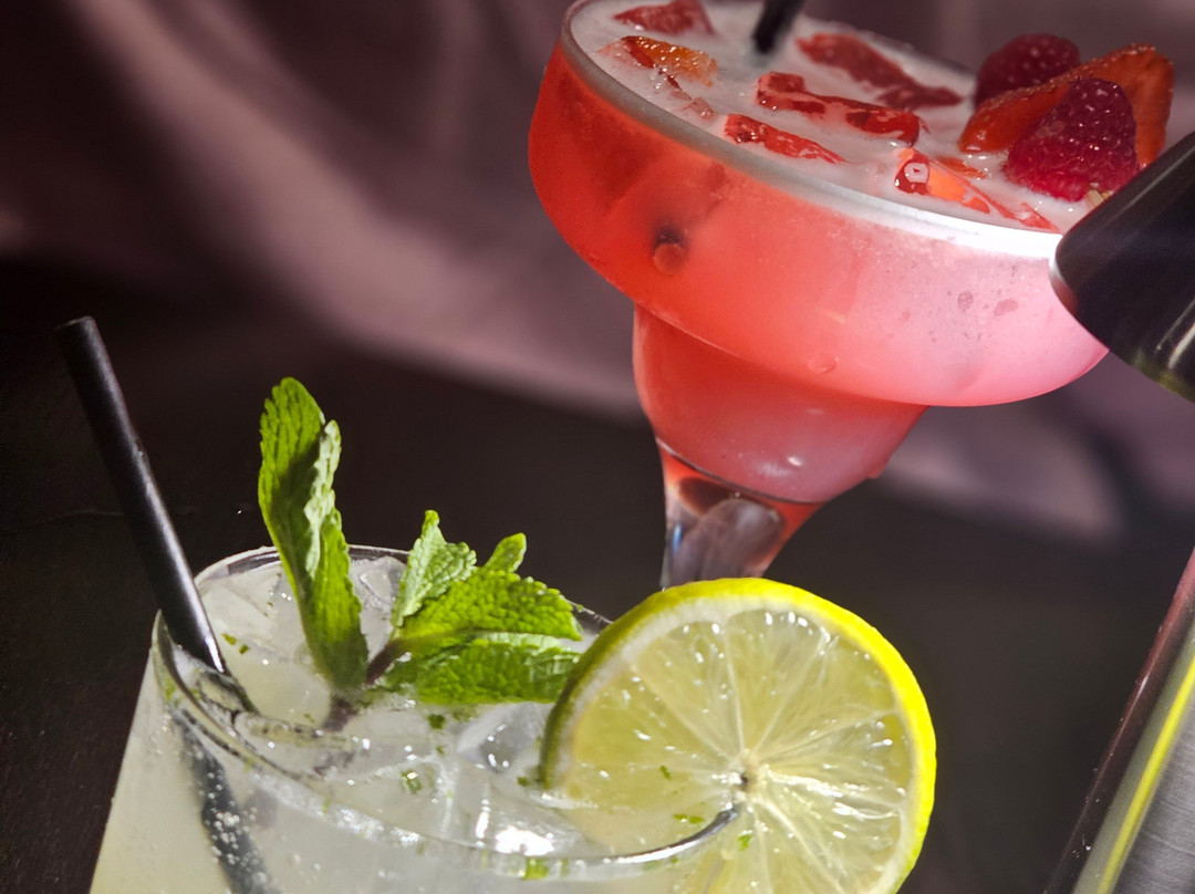 The Tudor Hotel Airdrie主图