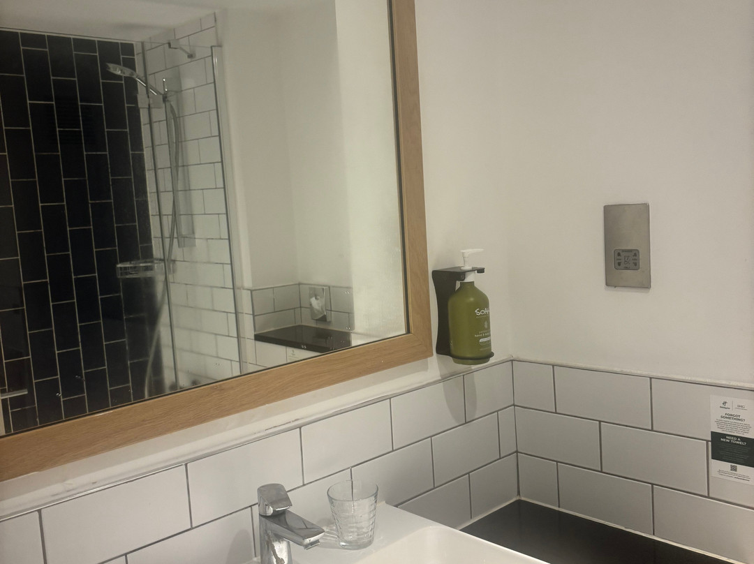 假日雷丁南部M4高速公路11号岔口酒店主图