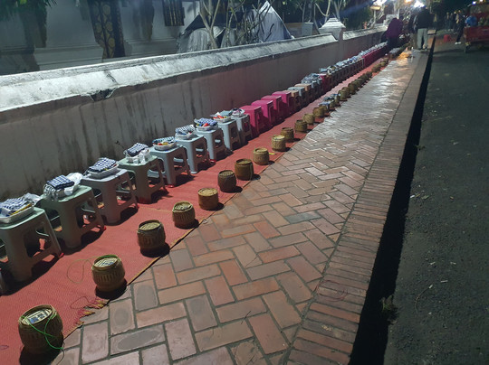 布施仪式-琅勃拉邦必去景点