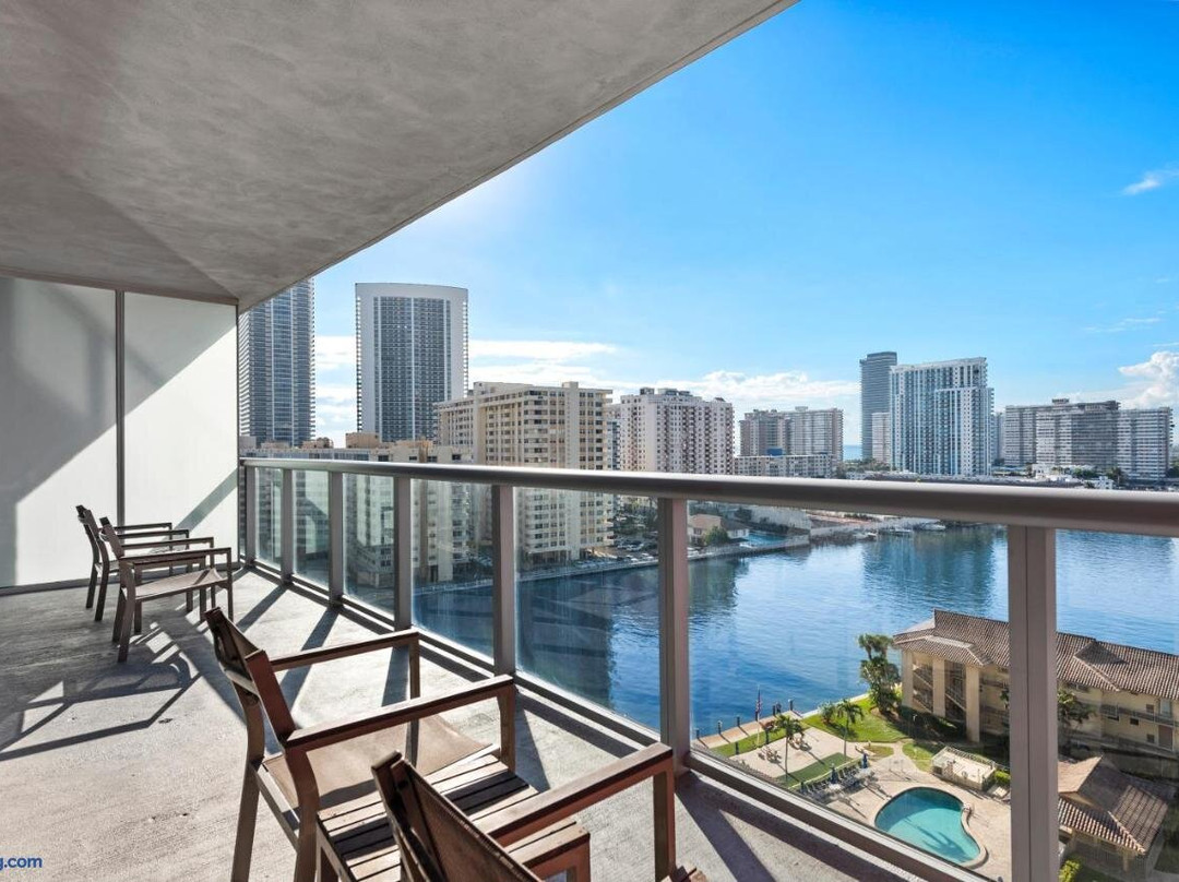 Coastal Luxe Residences - Premium Suites With Pool And Water Views