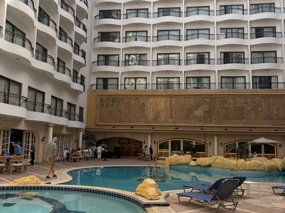 阿扎尔金字塔酒店主图