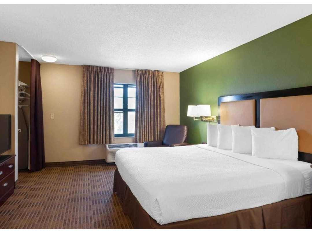 Motel 6 Suites Milwaukee Brookfield, WI