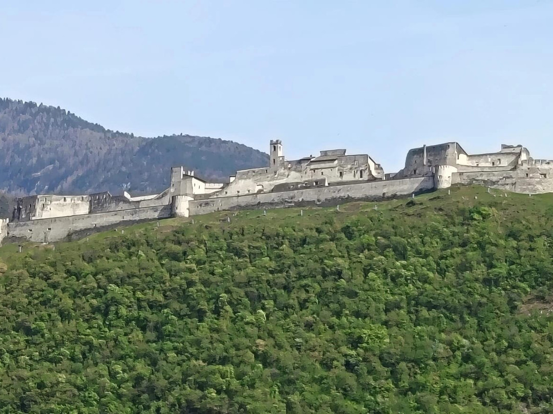 老鹰村酒店主图