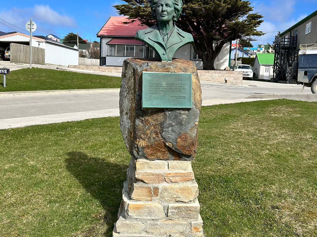 Margaret Thatcher Memorial Bust-Stanley必去景点