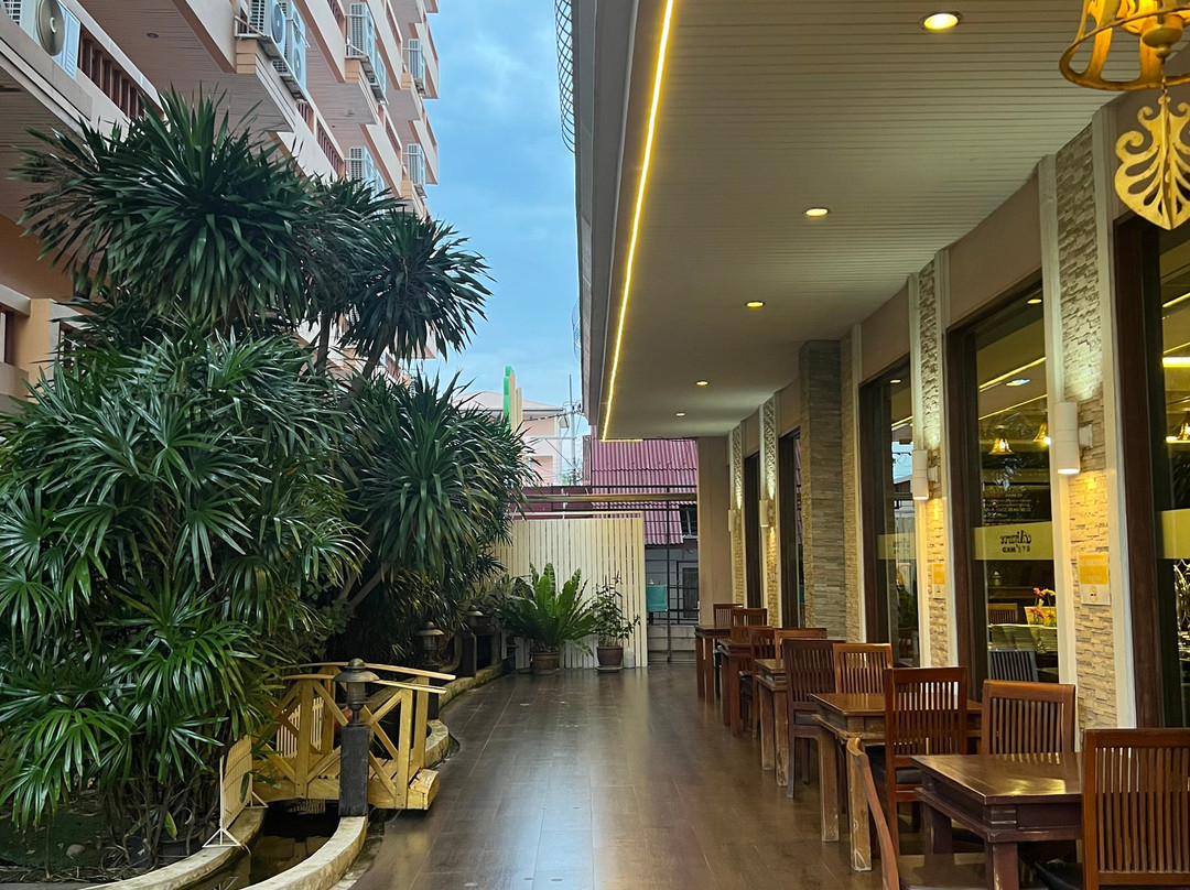 艾亚里广场酒店主图