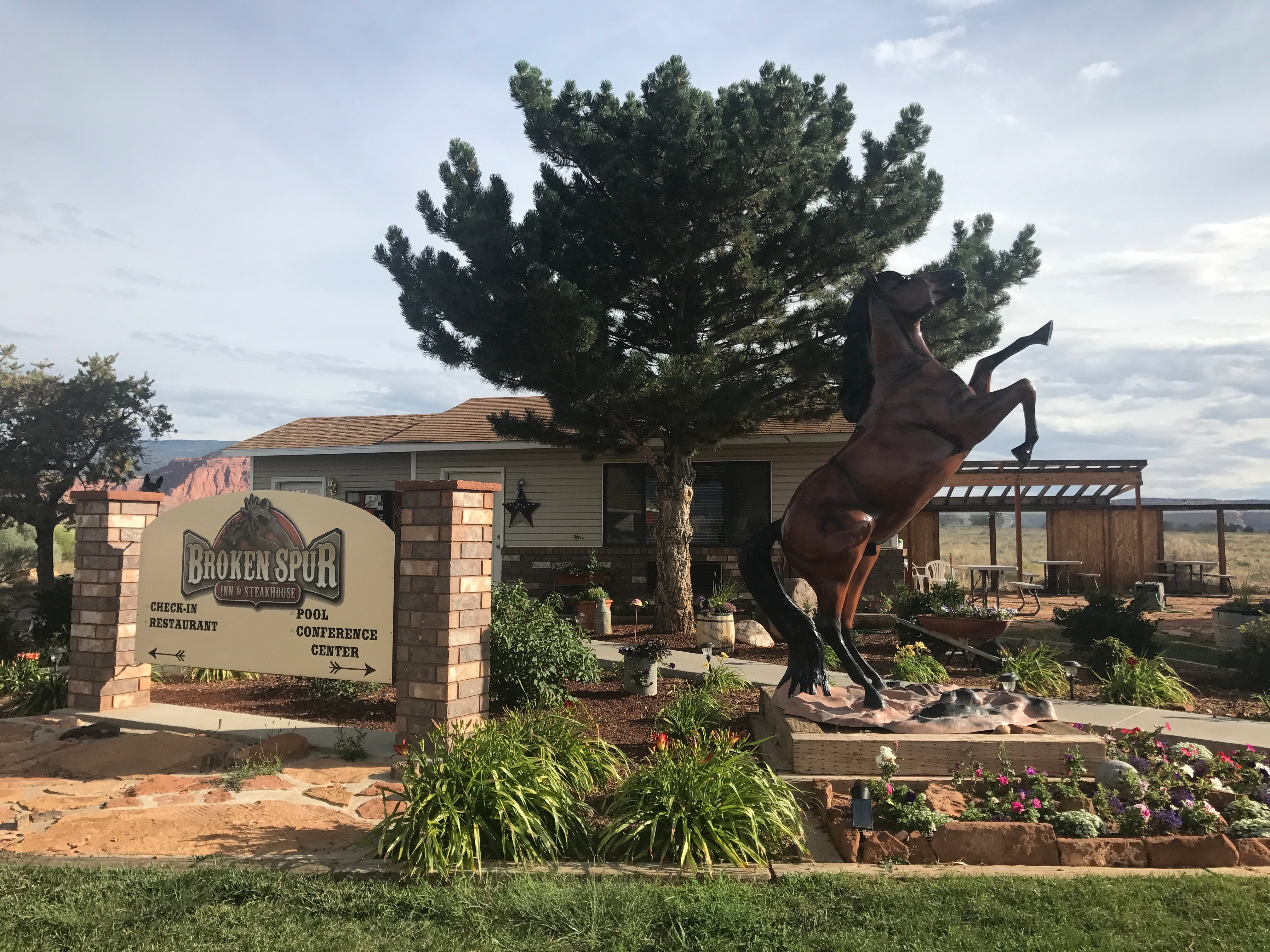 Broken Spur Inn-官方