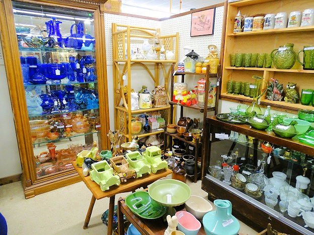 B & B Antique & Artisan Mall景点图片