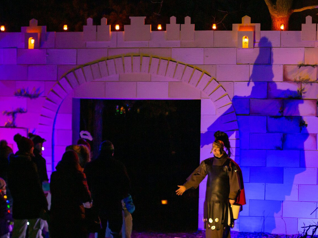 North Barrington旅游景点-Christmas Luminary Hike at Quentin Road