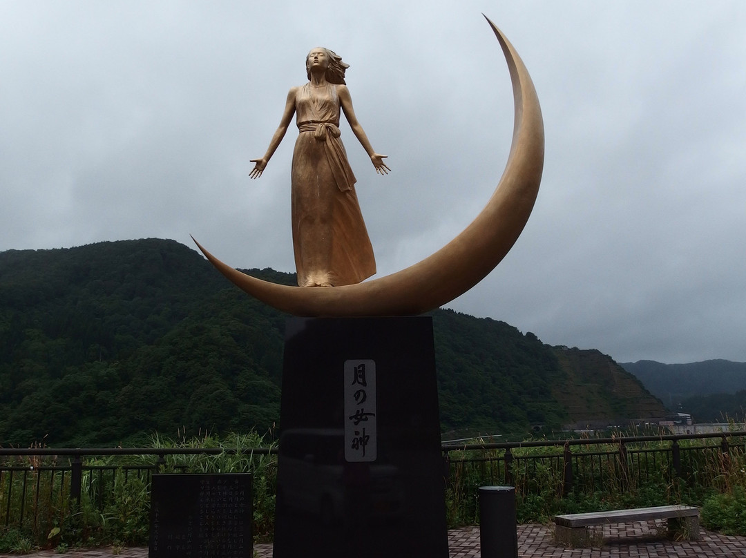 Goddess of The Moon Statue景点图片