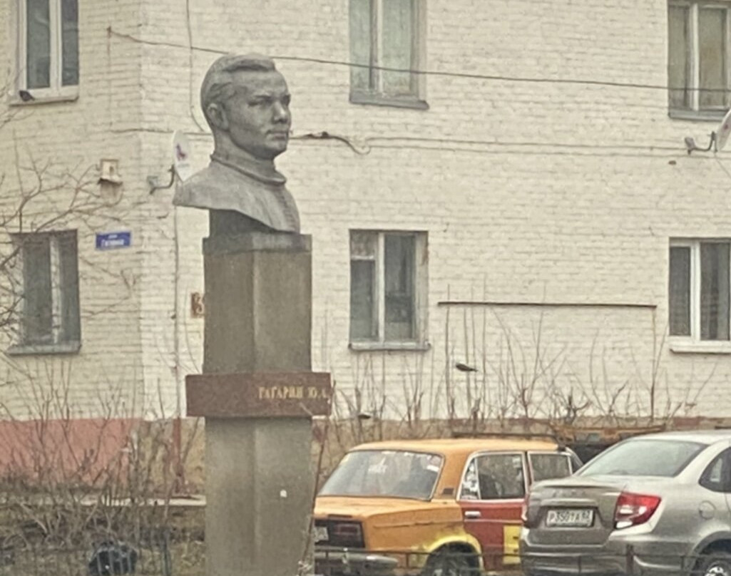 Bust-Monument to Yu. A. Gagarin景点图片