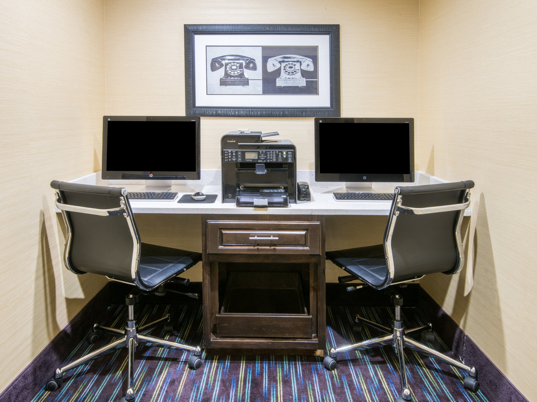 阿什兰快捷假日套房酒店主图