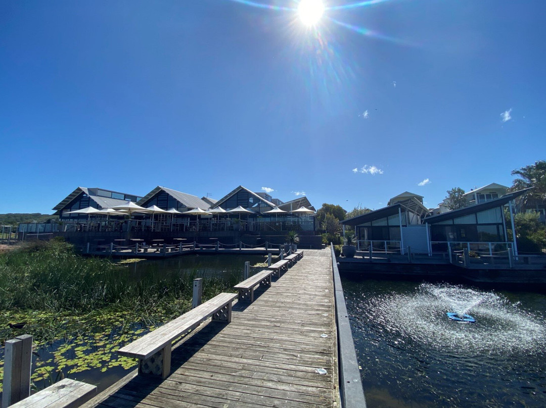 洞穴海滨酒店主图