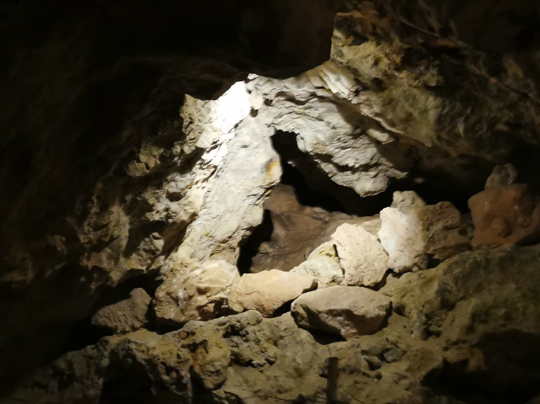 Les Grottes Petrifiantes景点图片