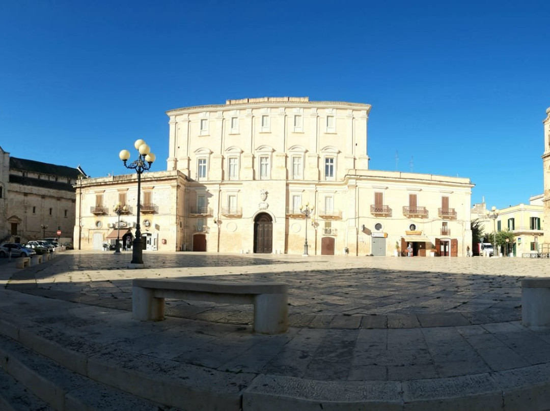 Piazza Santa Croce-Palo del Colle必去景点