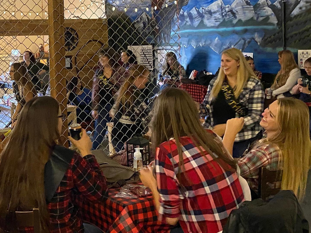 Wood Shed Axe Throwing-西尔万湖必去景点