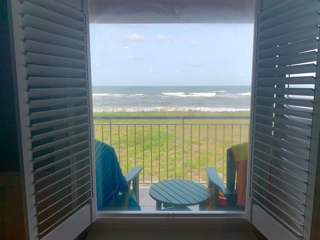 Shutters On the Banks主图