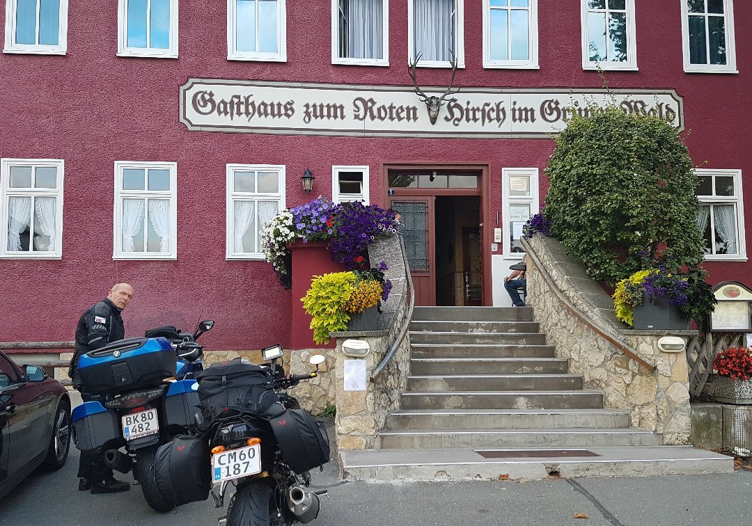 Zum Roten Hirsch im Gruenen Wald主图