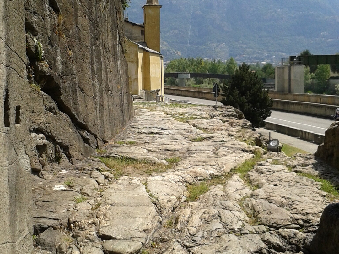 The Roman road to the Gauls and its arch景点图片