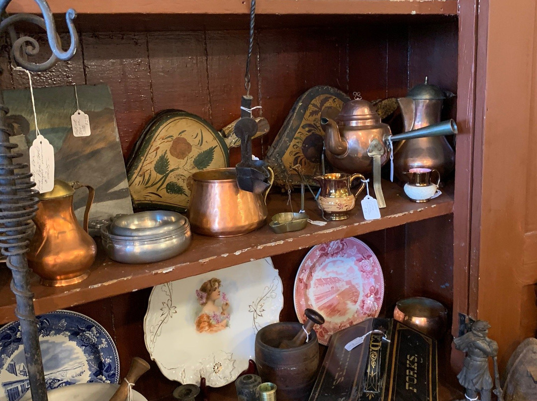 The Clutter Shop Antique and Vintage Desirables景点图片