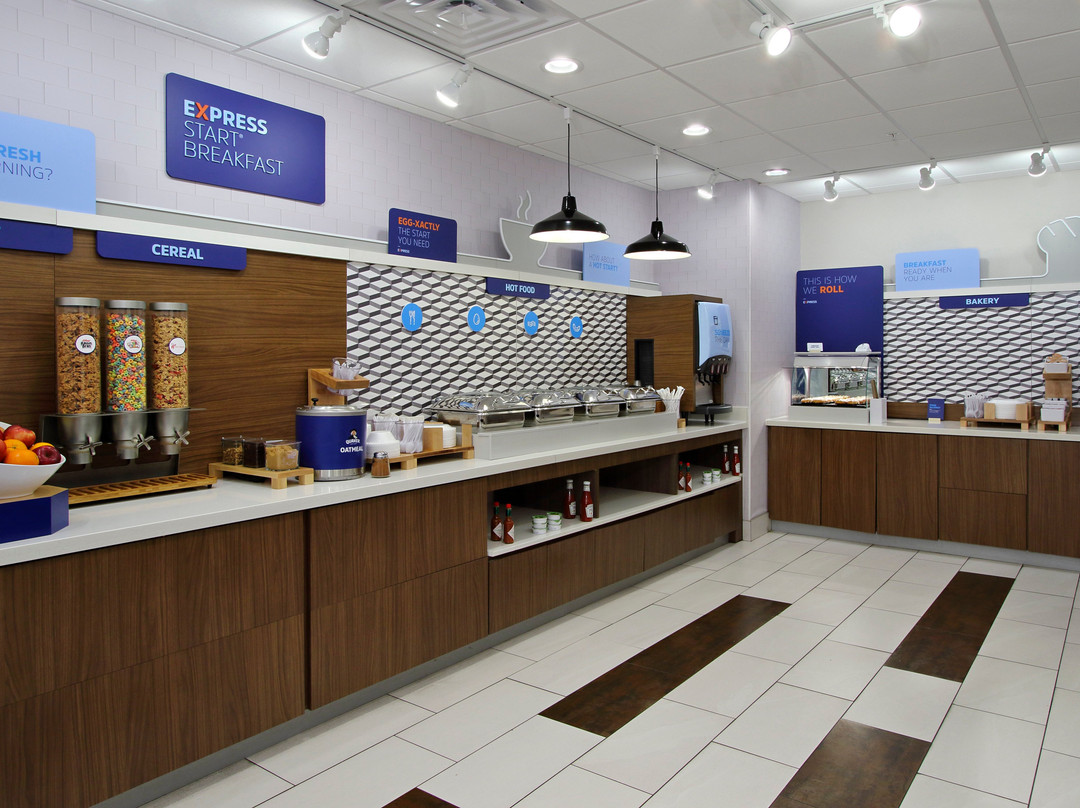 Holiday Inn Express & Suites Columbus North By IHG主图
