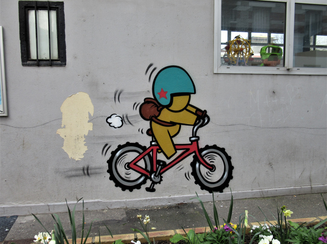 Fresque "Ivres livres"-阿尔福维尔必去景点