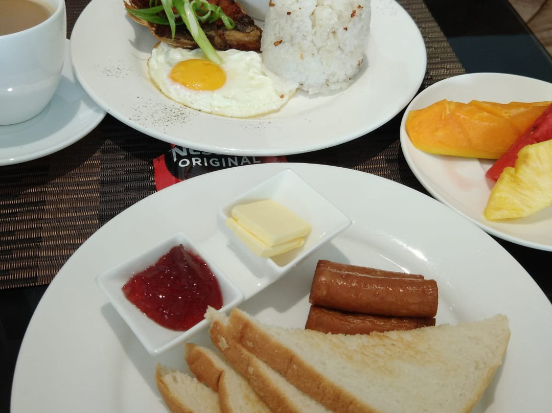 Bombom Hotel And Restaurant主图