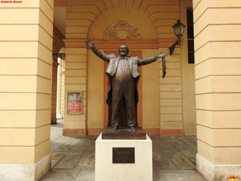 Monumento a Luciano Pavarotti
