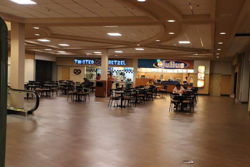 Holiday Village Mall-大瀑布市必去景点