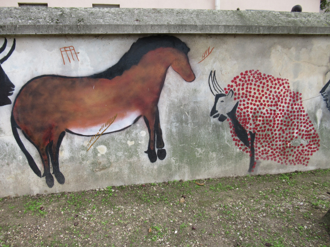 Fresque "Animaux de Lascaux"景点图片