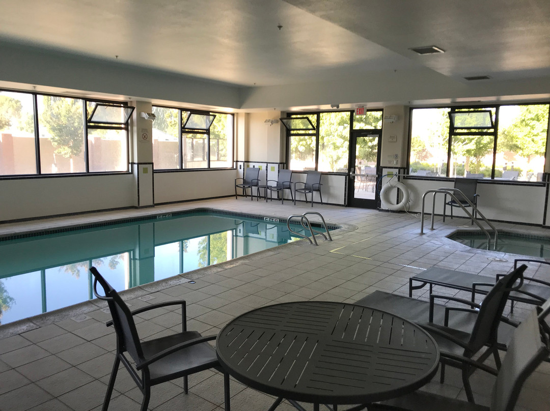 特哈查比费尔菲尔德客栈&套房酒店主图