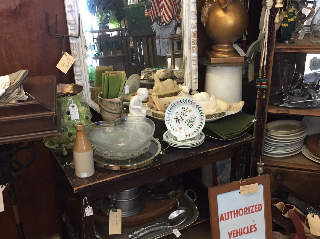 Eighth & Main Antique Center-奇科必去景点