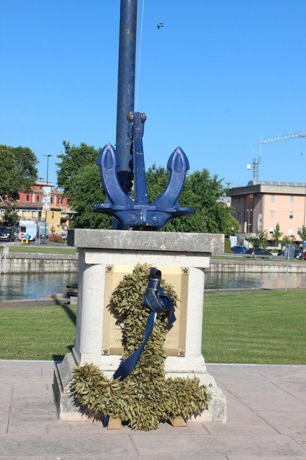 Monumento ai Caduti del mare-佩斯基耶拉德尔加尔达必去景点