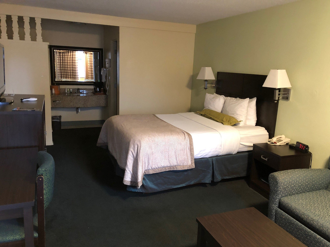 尤金大学旅馆&套房酒店主图