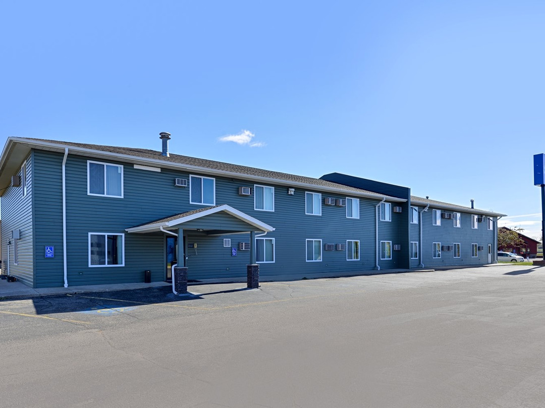 Love Hotels Staples by OYO at HWY 10 MN主图