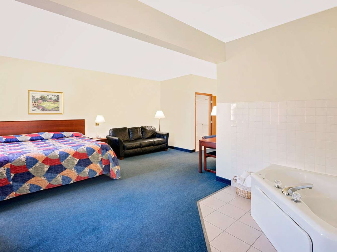 埃默茨堡温德姆速8酒店主图