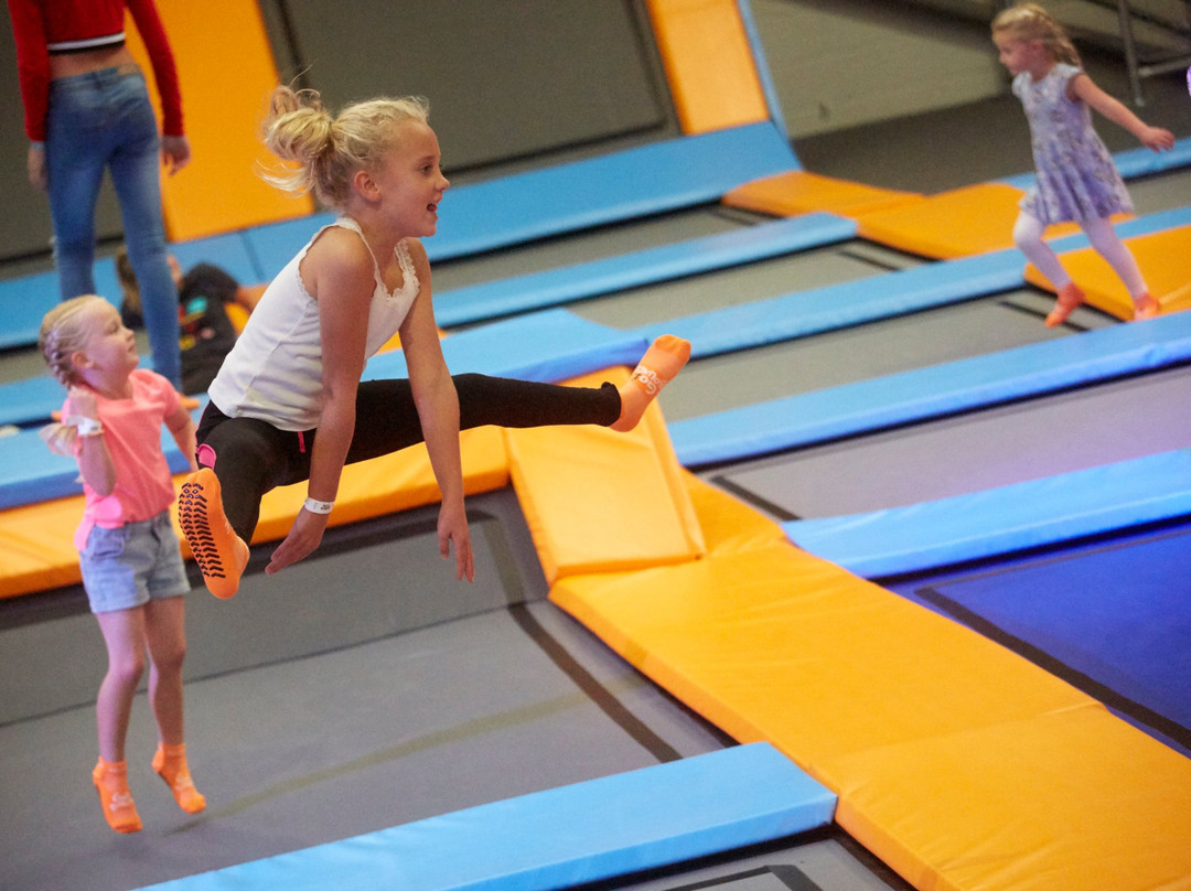 Go Bounce Extreme Trampoline Park-唐克斯特必去景点