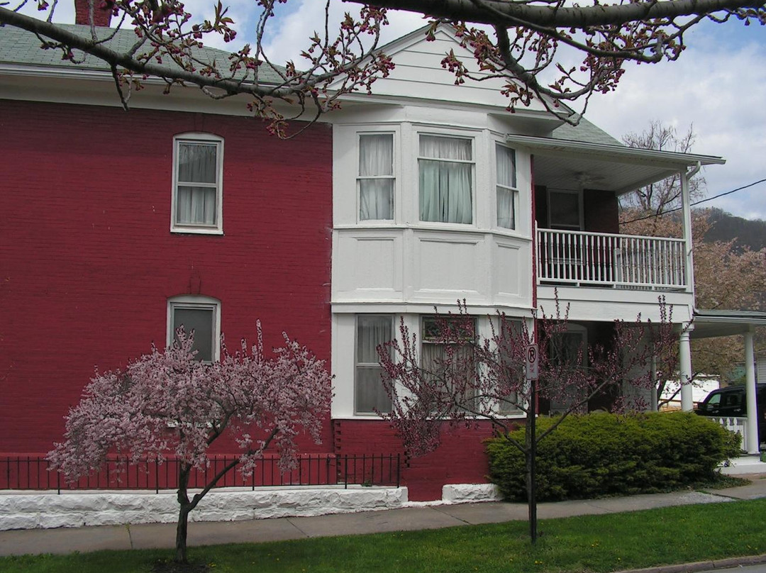 C & O Commissary, 1898 An Historic Bed and Breakfast Inn