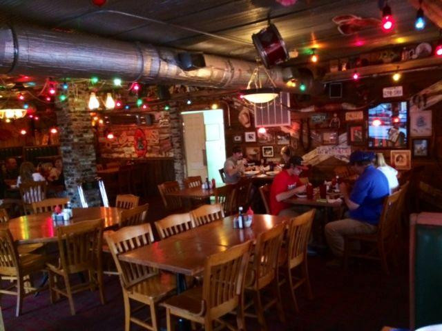 Hohenwald餐馆和美食-Junkyard Dog Steakhouse