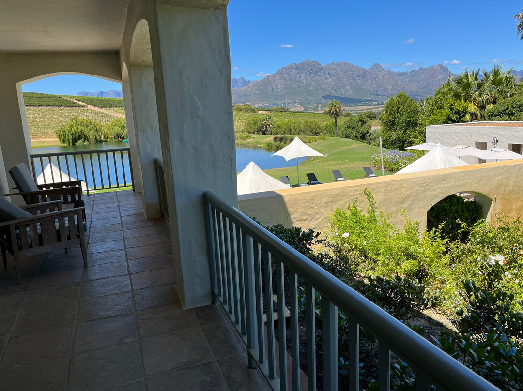 艾萨拉红酒酒店主图