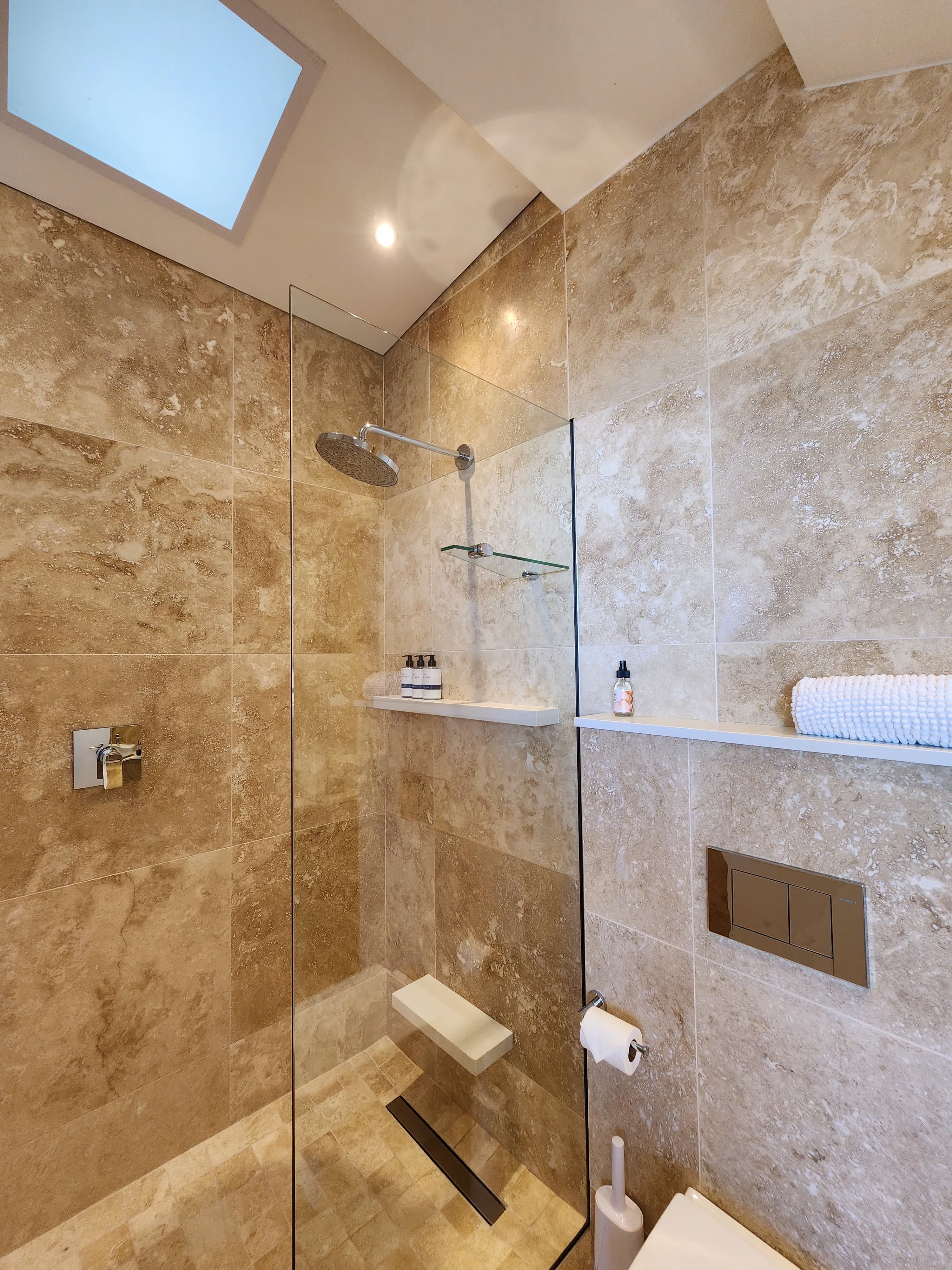 Waves of Grace Seafront Villa-浴室