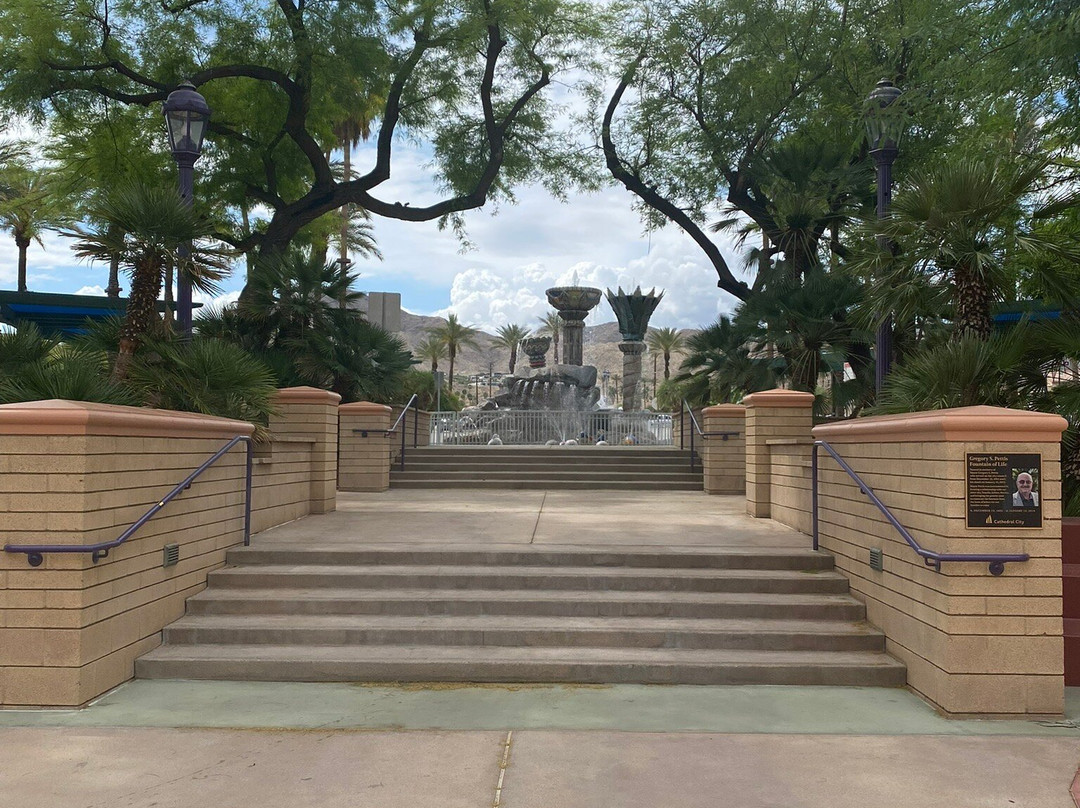 Fountain of Life-大教堂城必去景点