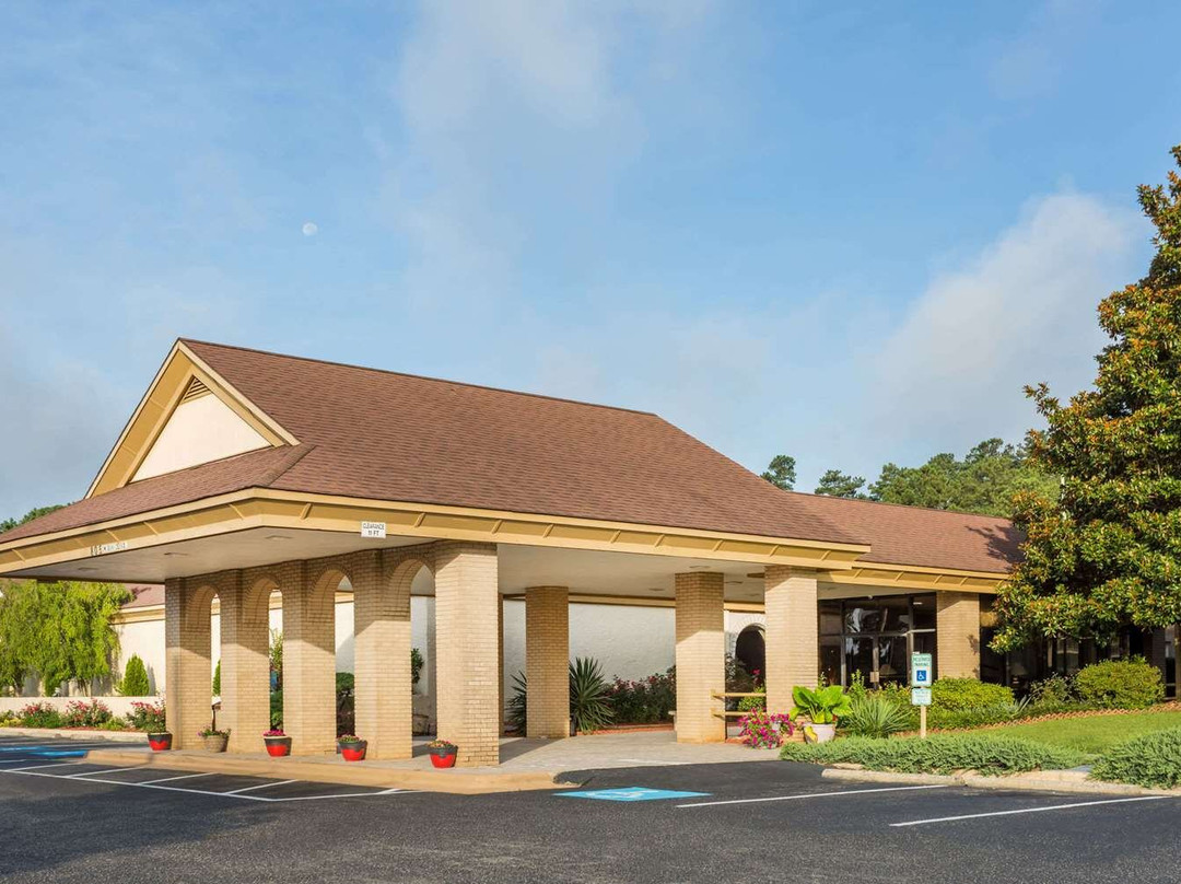 Days Inn & Conf Center by Wyndham Southern Pines Pinehurst