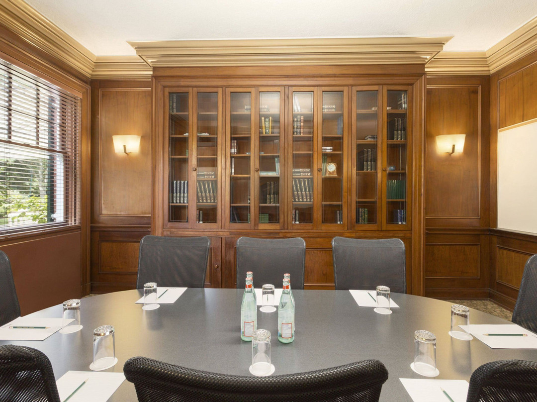 艾维斯宾塞领导中心酒店主图