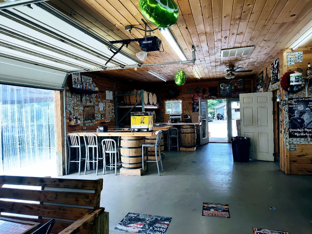 Hatfield & McCoy Moonshine-Gilbert必去景点