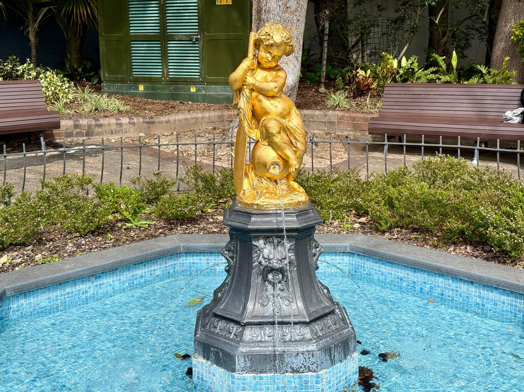 Boy With Paddle Fountain-Paddington必去景点
