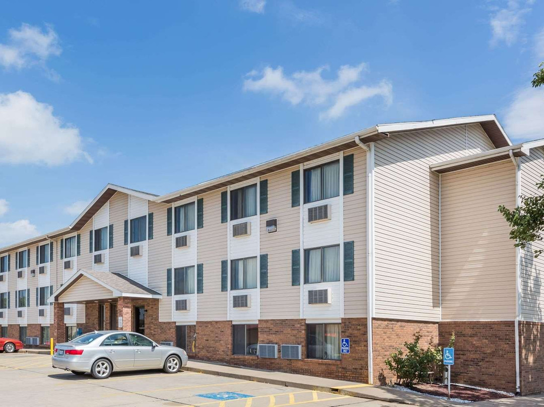 Super 8 by Wyndham Manhattan KS